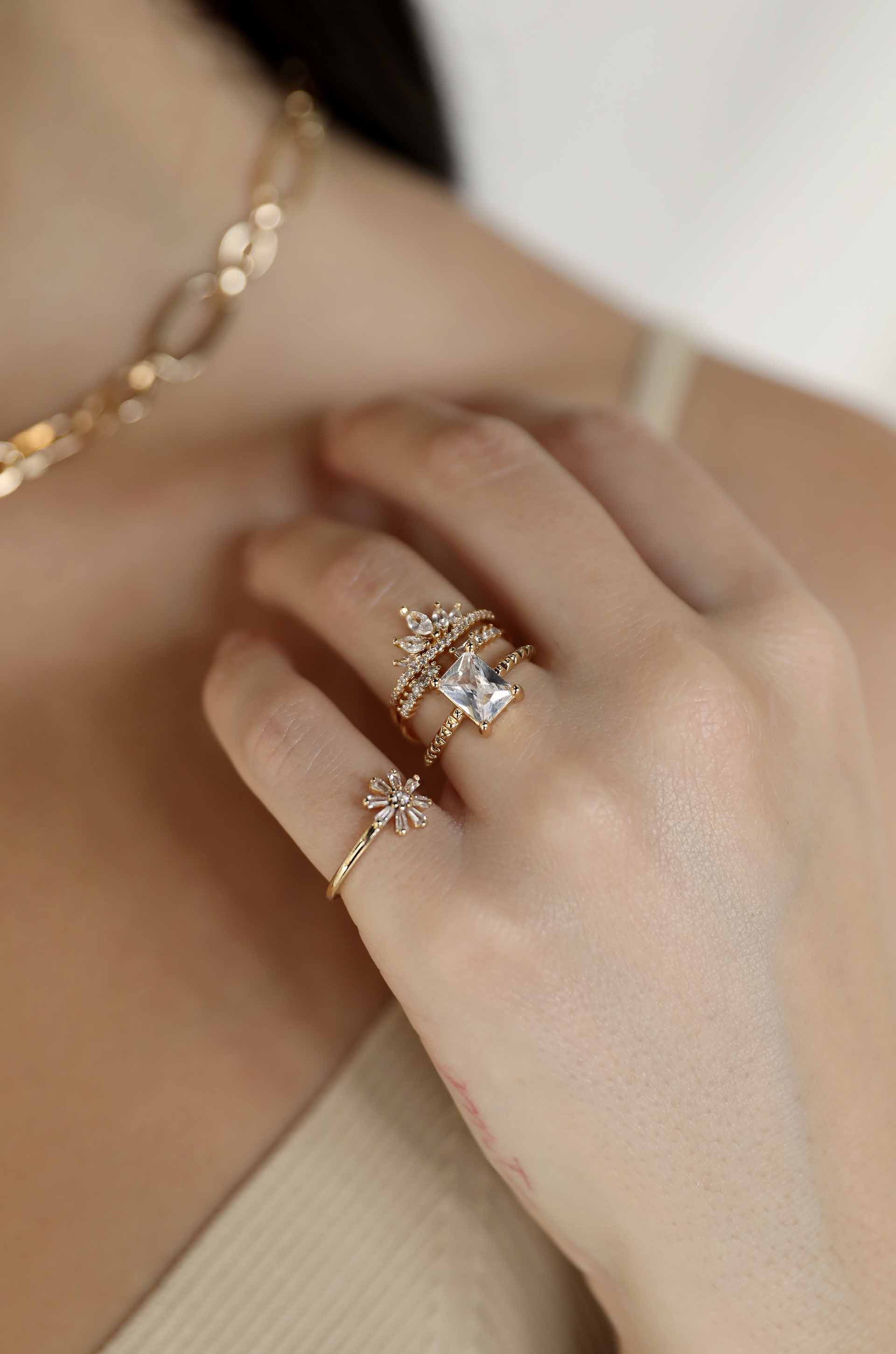 Delicate Daisy Crystal Ring Set